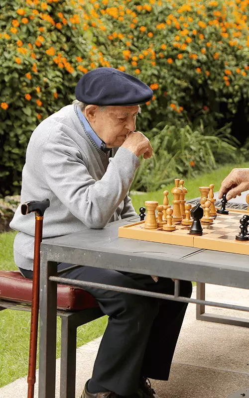 Adultos mayores jugando ajedrez en El Almendral
